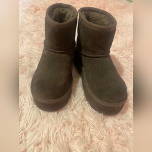 Girls UGG Dark Brown Platforms   Size 13